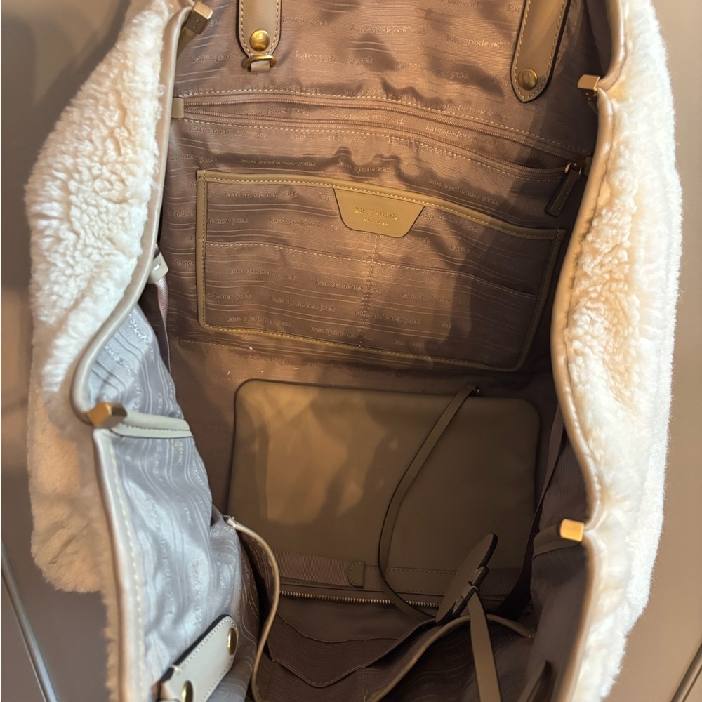 Kate Spade Everything racing stripe faux shearling large tote bag - Picture 5 of 10